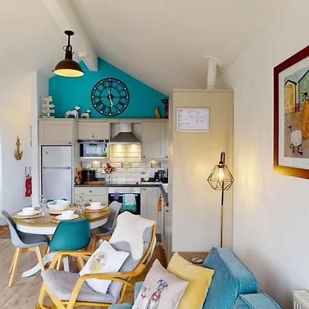 Salty Dog At The Bay Filey, Sleeps 4, 2 Dogs Welcome For Free Too *