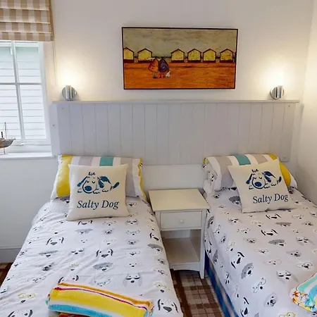 Salty Dog At The Bay Filey, Sleeps 4, 2 Dogs Welcome For Free Too *