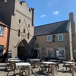 Salty Dog, The Bay, 2 Bedrooms With Ensuites, Parking For 2 Cars, 2 Dogs Welcome * Filey