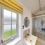 Salty Dog, The Bay, 2 Bedrooms With Ensuites, Parking For 2 Cars, 2 Dogs Welcome * Filey
