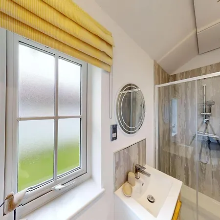 Salty Dog, The Bay, 2 Bedrooms With Ensuites, Parking For 2 Cars, 2 Dogs Welcome * Filey