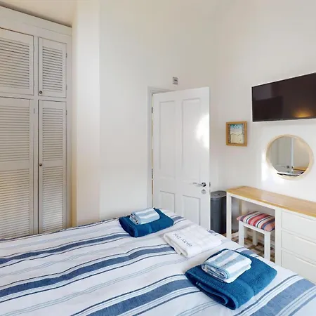 Salty Dog, The Bay, 2 Bedrooms With Ensuites, Parking For 2 Cars, 2 Dogs Welcome * Filey