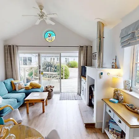 Salty Dog At The Bay Filey, Sleeps 4, 2 Dogs Welcome For Free Too * Filey